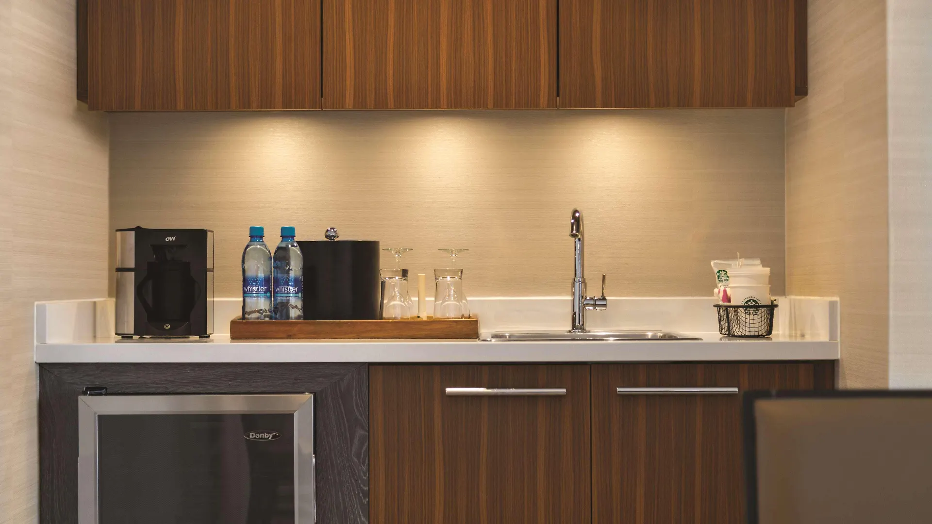 Coast Edmonton Plaza Hotel By Apa 4*,  Canada