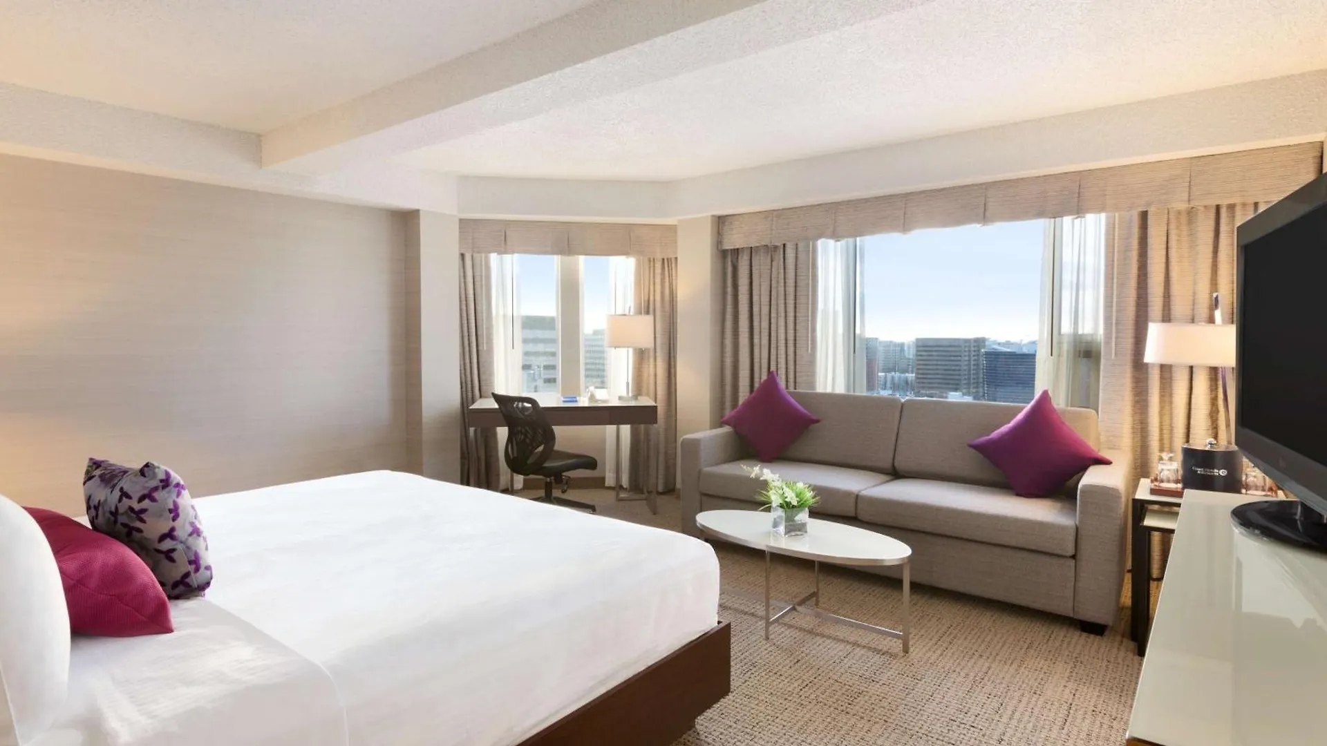 Coast Edmonton Plaza Hotel By Apa 4*,  Canada