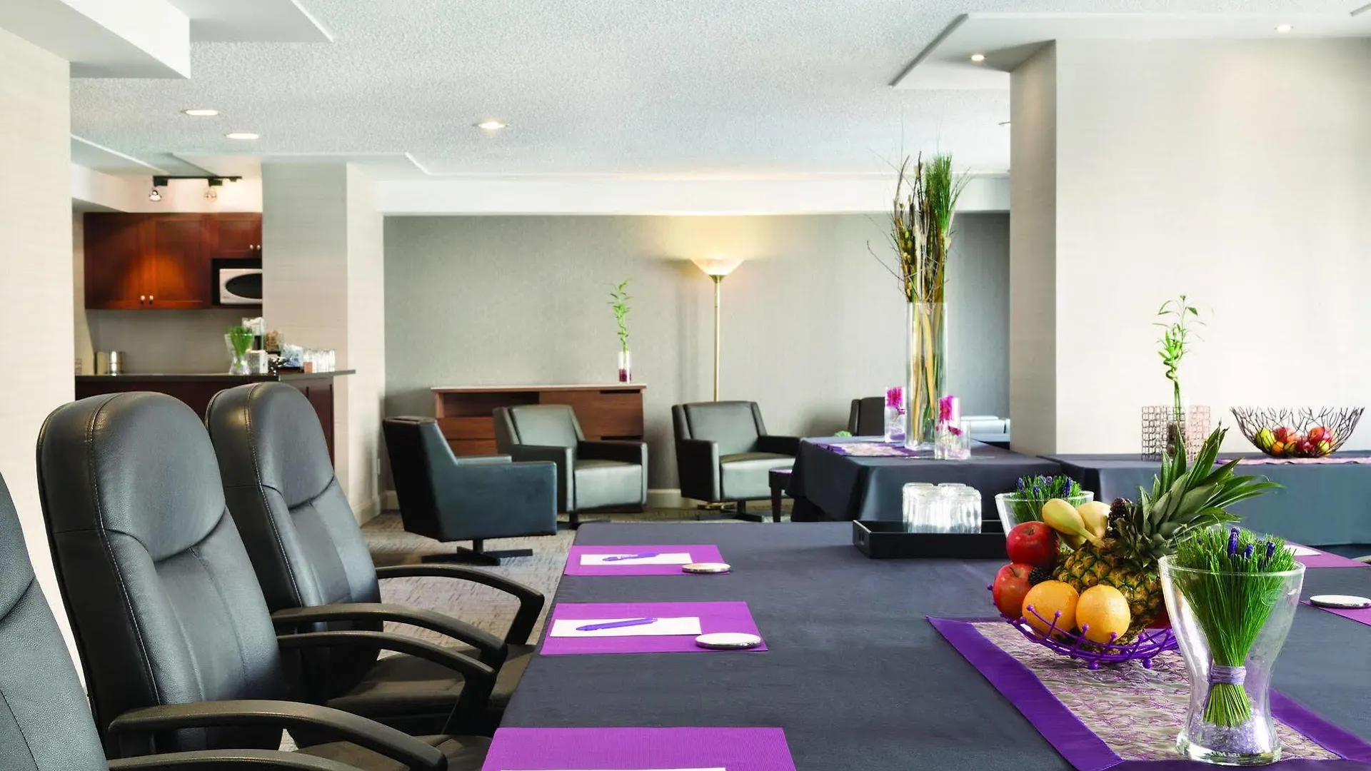 Coast Edmonton Plaza Hotel By Apa 4*,