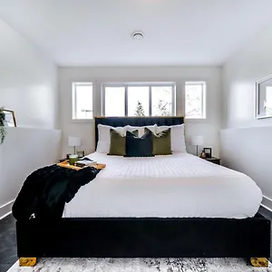 Stunning Modern - King Bed - Free Parking & Netflix - Fast Wi-fi - Long Welcome Holiday home