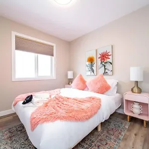 New, Euro-style Suite, Whyte Avenue, Ac, Netflix, Sleeps 6! Apartment