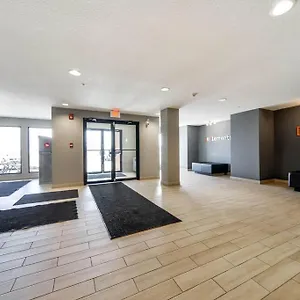 Bright Luxe Condo, Ac, Floor, King Bed, Balcony! Apartment