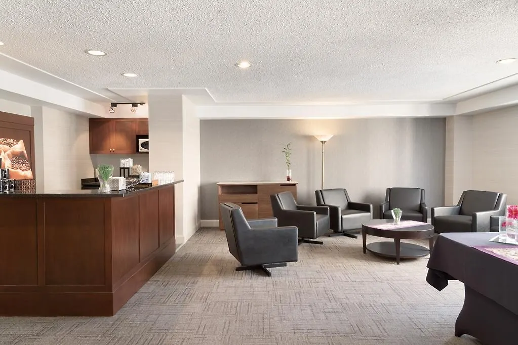 Coast Edmonton Plaza Hotel by APA 4*,  Canadá