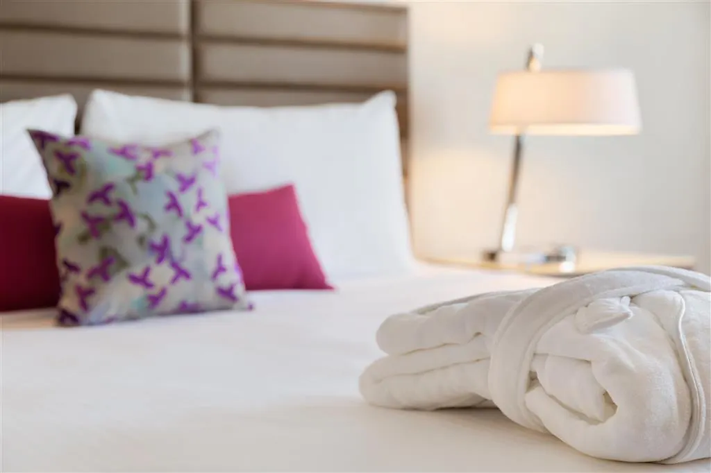 Coast Edmonton Plaza Hotel by APA