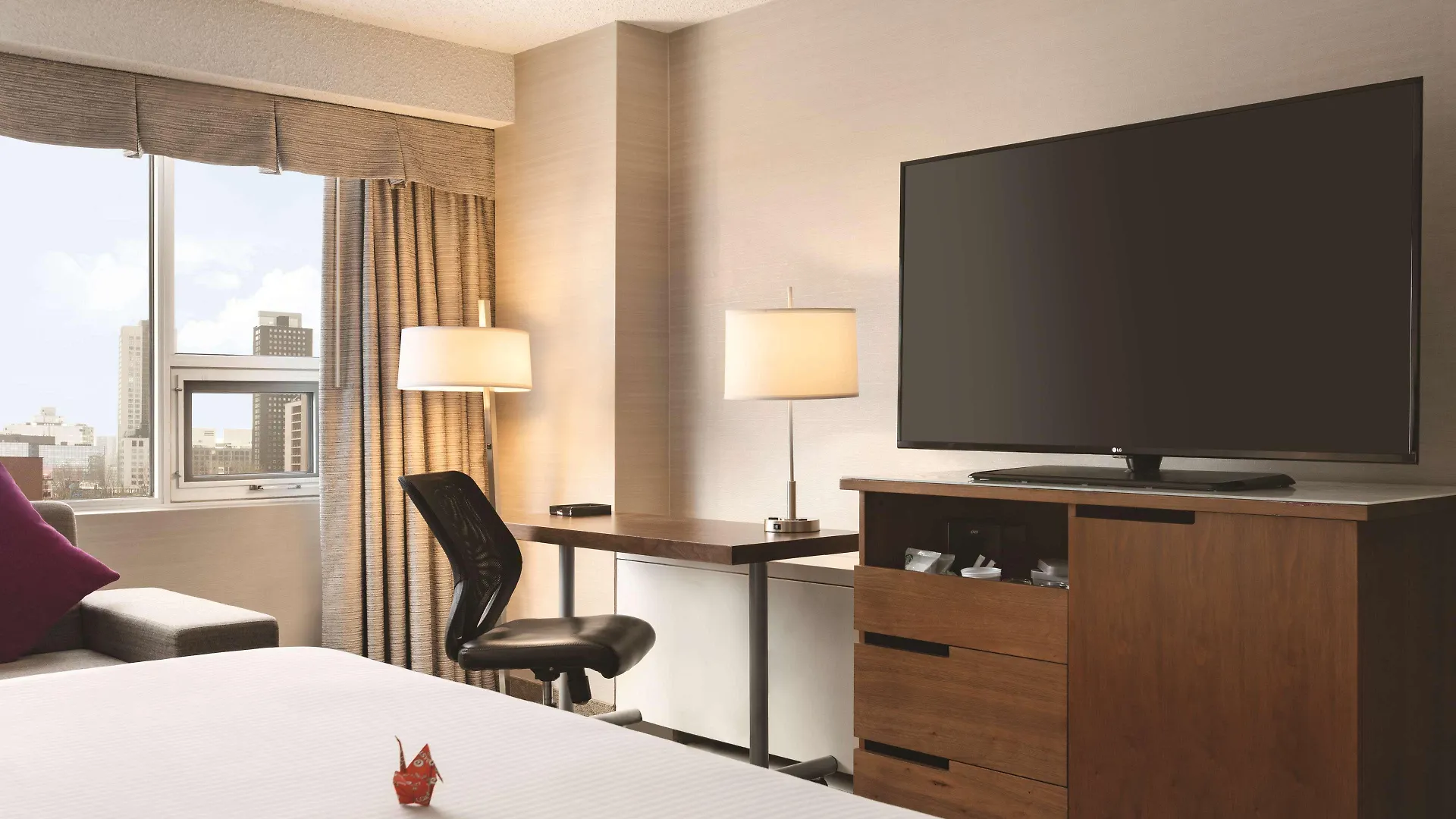 Coast Edmonton Plaza Hotel by APA 4*,