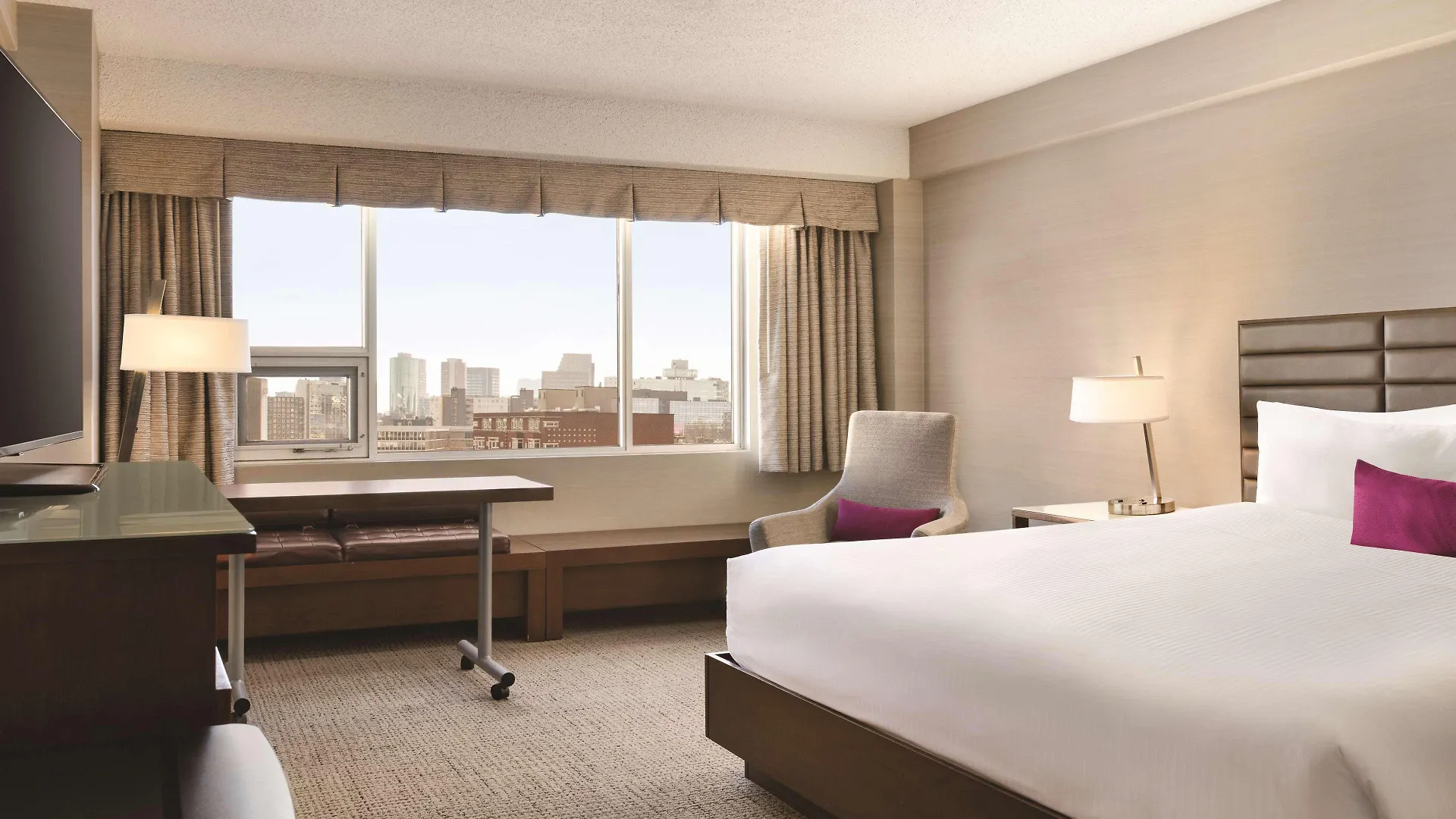 Coast Edmonton Plaza Hotel by APA