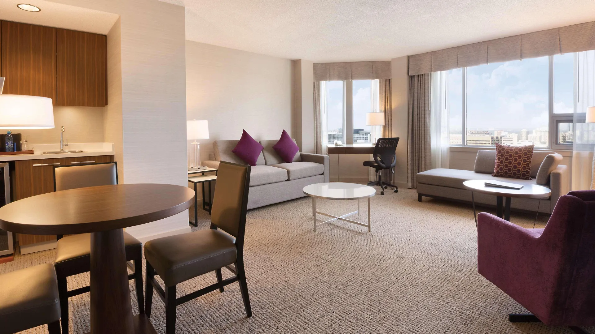 Coast Edmonton Plaza Hotel by APA