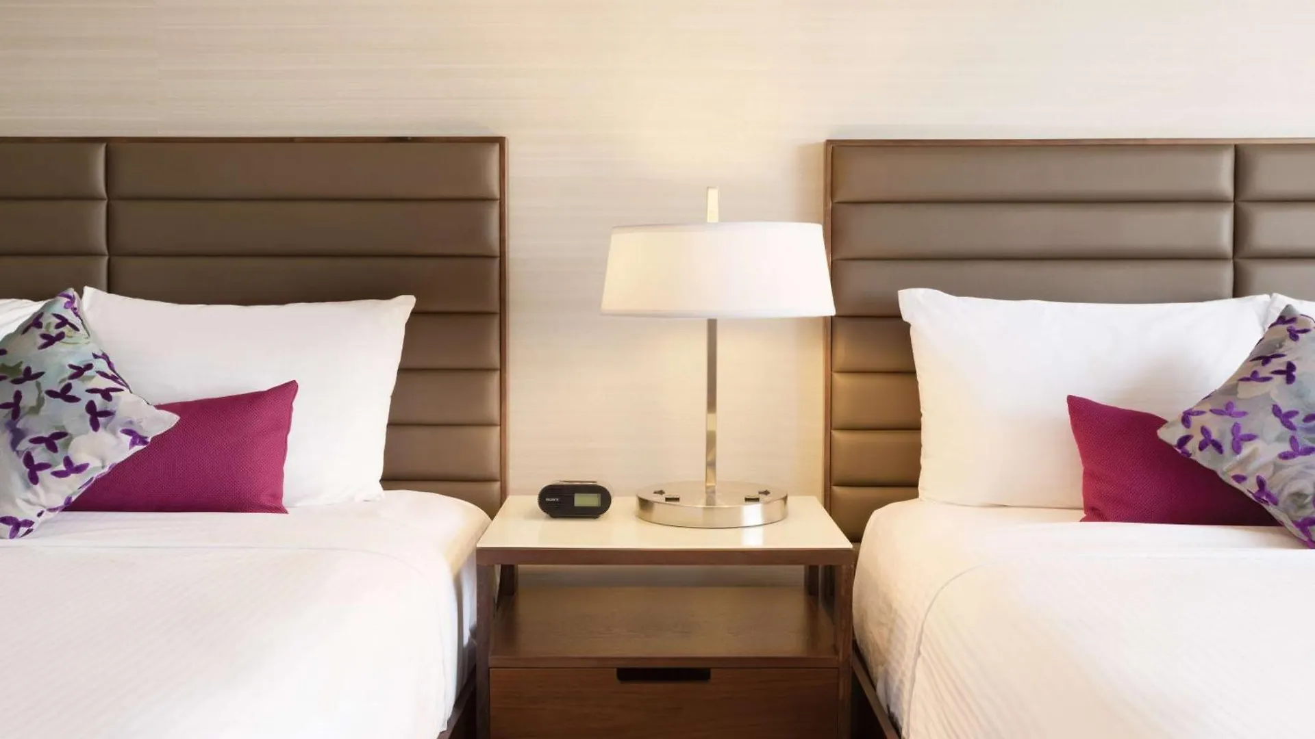 Coast Edmonton Plaza Hotel by APA 4*,  Canadá