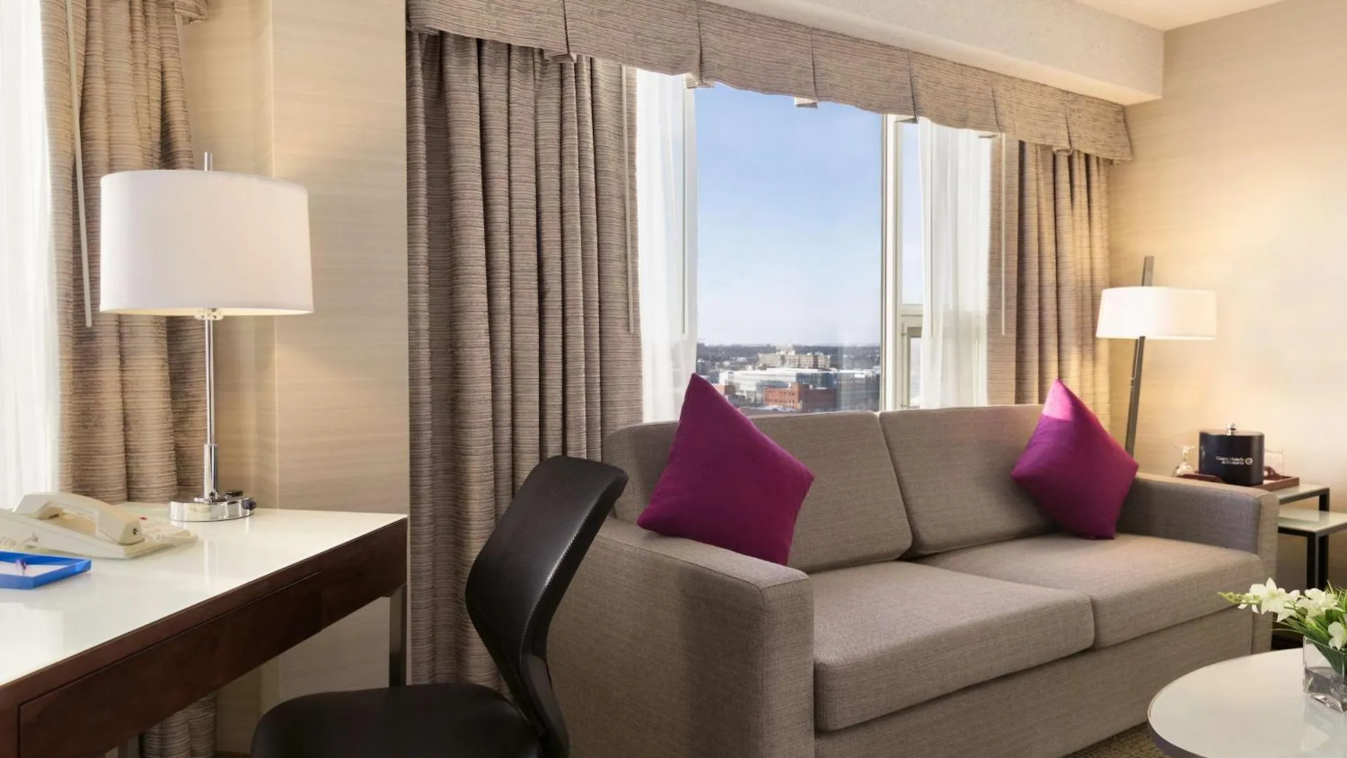 Coast Edmonton Plaza Hotel by APA