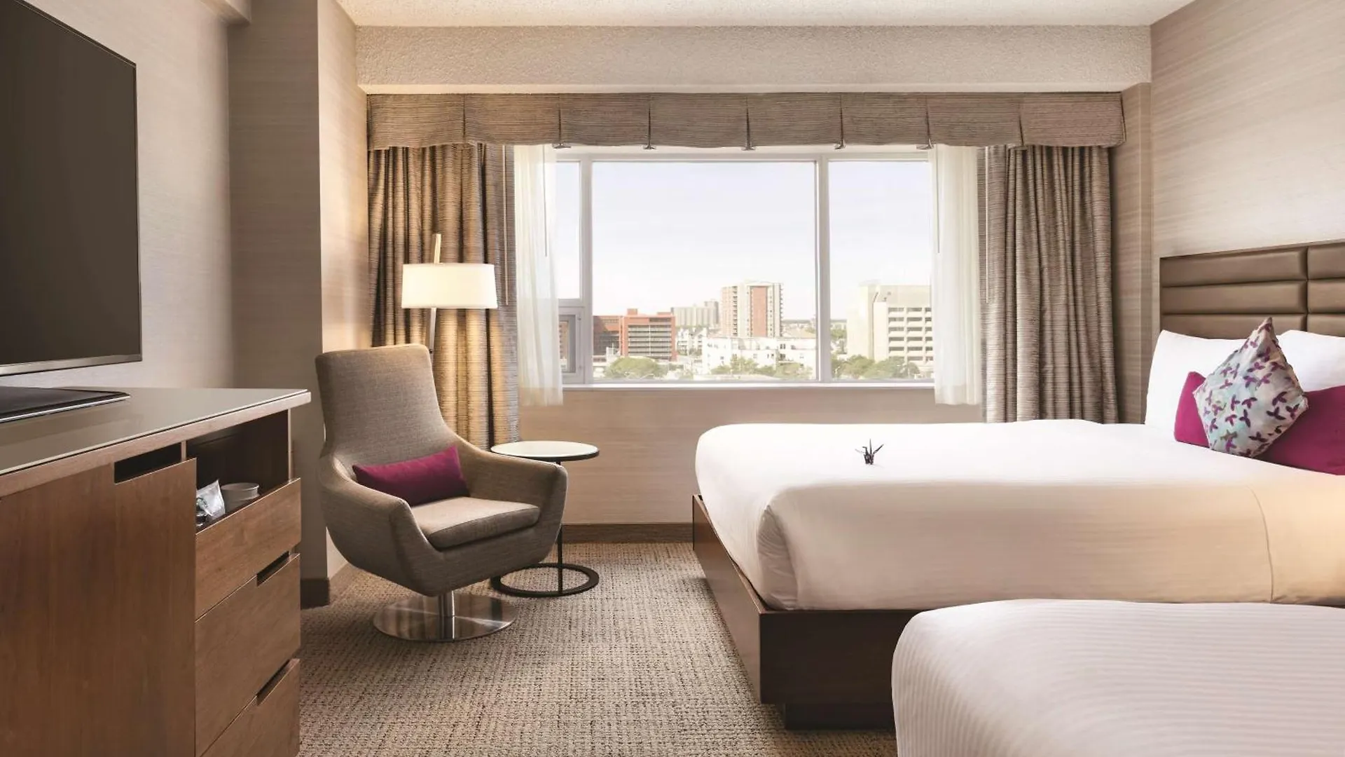 Coast Edmonton Plaza Hotel by APA