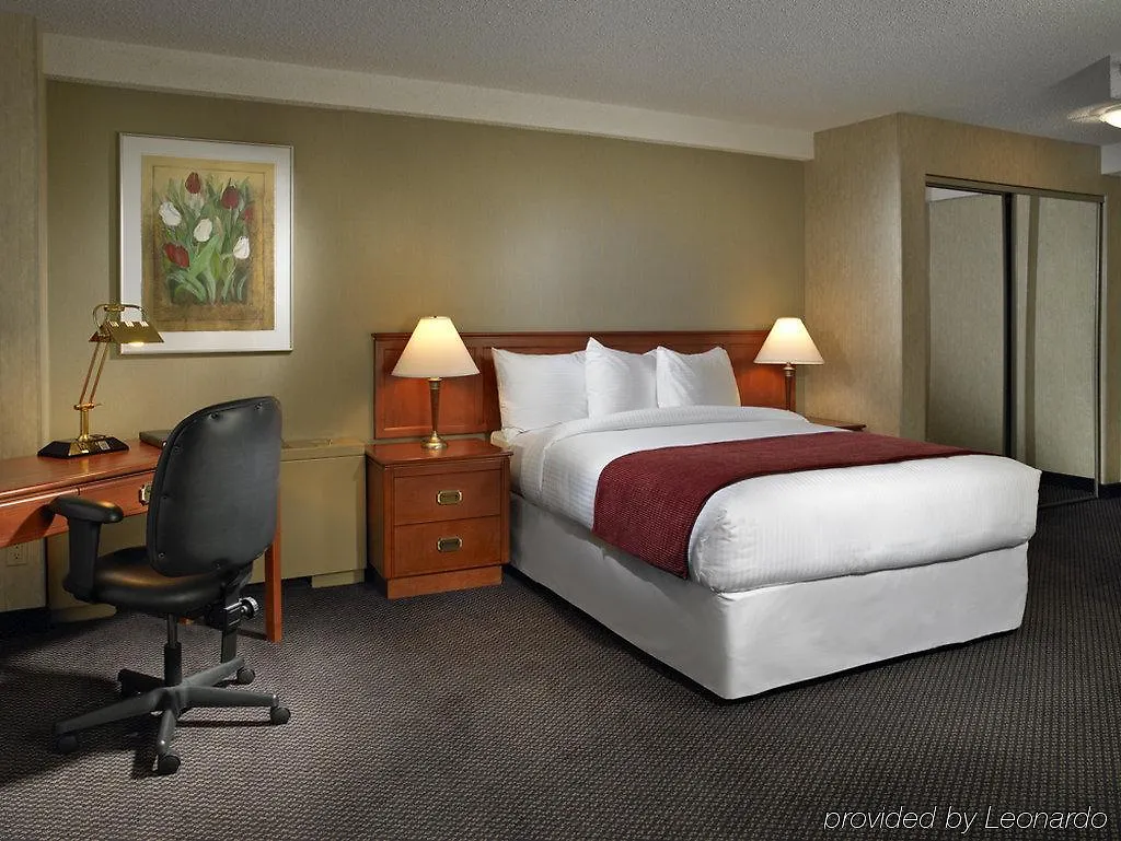 Coast Edmonton Plaza Hotel by APA