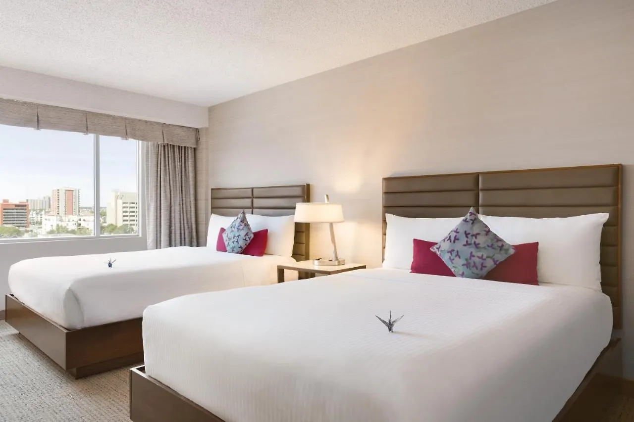 Coast Edmonton Plaza Hotel by APA 4*,  Canadá