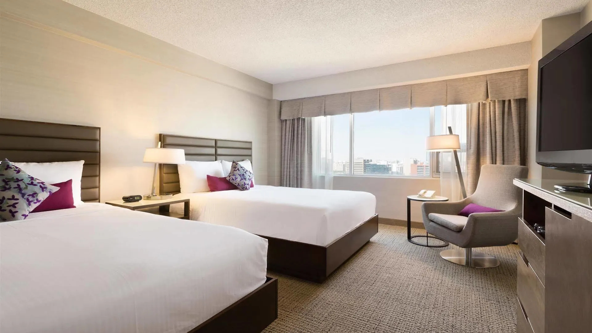 Coast Edmonton Plaza Hotel by APA