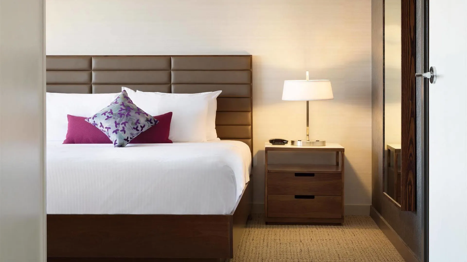 Coast Edmonton Plaza Hotel by APA