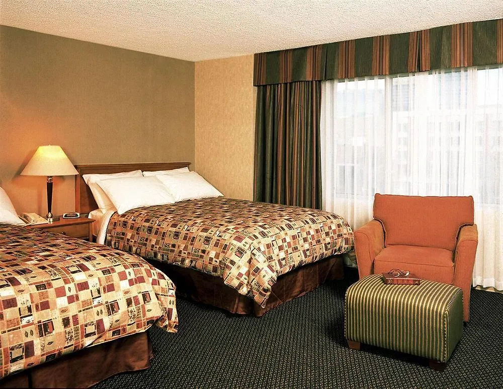 Coast Edmonton Plaza Hotel by APA 4*,