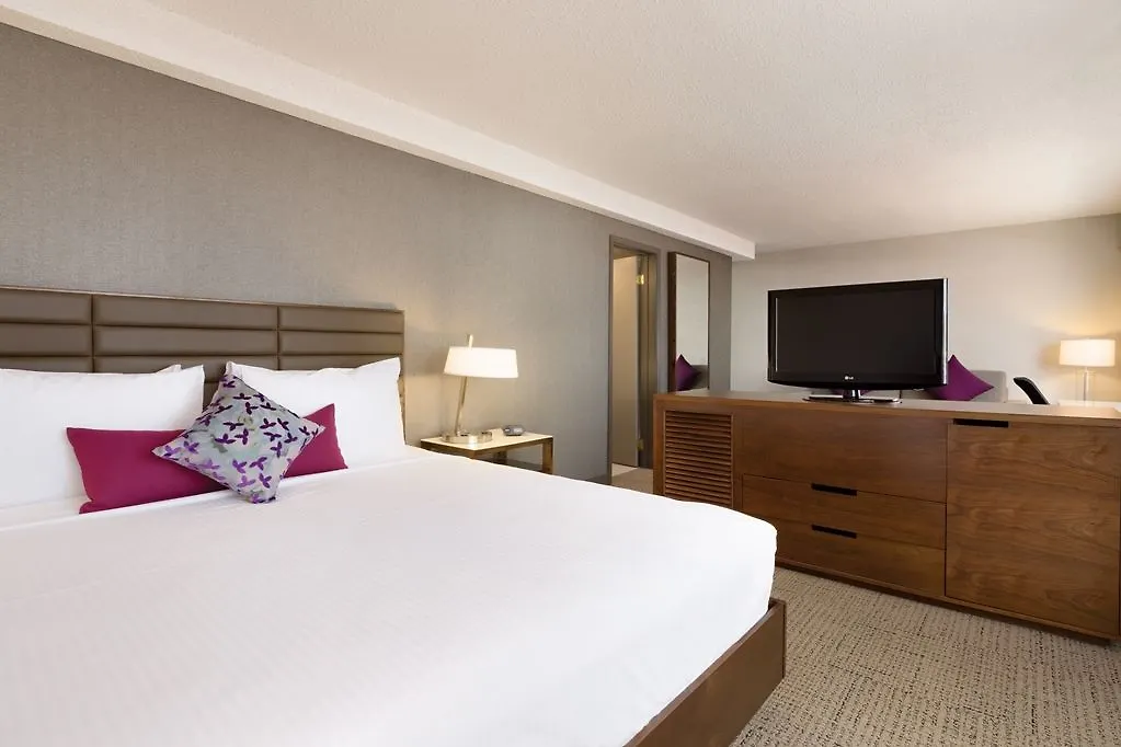 Coast Edmonton Plaza Hotel By Apa 4*,