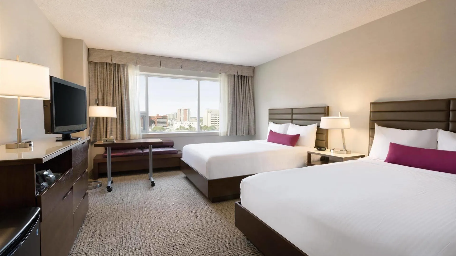 Coast Edmonton Plaza Hotel By Apa 4*,